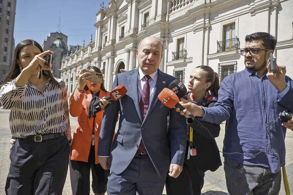Gobierno anuncia alza histórica de $ 370 por litro en gasolina de 93 y de $ 580 en diésel por impacto de guerra en Medio Oriente